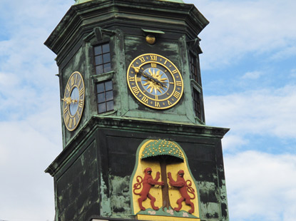  Rathausturm mit Uhr und Stadtwappen