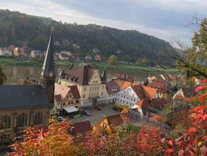 Malerweg: Marktplatz mit der St.-Michaelis-Kirche in der Stadt Wehlen