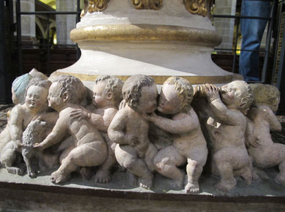 Der Taufstein (1561) in der Marienkirche zeigt den Tagesablauf eines Kindes. Goethe lobte  die 26 Figuren und soll sie abgezeichnet haben.