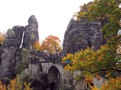 Die 1851 errichtete 76 m lange Basteibrcke berspannt in mehreren Bgen eine Schlucht. ber zahlreiche Treppen gelangt man in den Kurort Rathen