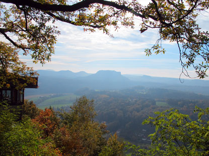 Von der Bastei erblickt man den  Lilienstein. ber diesen Tafelberg verluft der Internationale Fernwanderweg E3