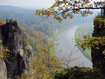 Der berhmte Basteiblick ins Elbtal in Richtung Kurort Rathen