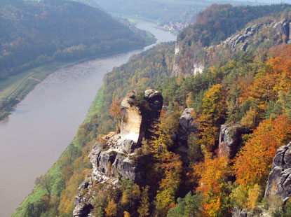 Von der Bastei aus erkennt man elbabwrts die Stadt Wehlen