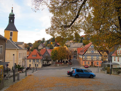 Der Markplatz mit der Stadtkirche von Hohnstein