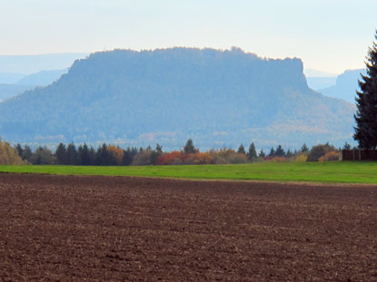 Bei Rathewald ndert sich das Landschaftsbild. Die Landwirtschaft dominiert und es fehlen spektakulre Felsen