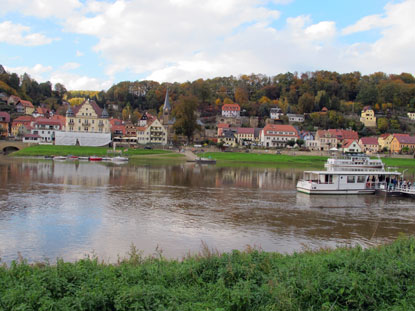 Blick von Ptzscha (S-Bahnhaltepunkt) auf Stadt Wehlen