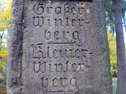 Altes Wanderschild, an dieser Kreuzung kamen wir auf  unserer Wanderung nach Budapest vorbei.