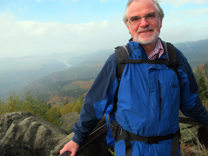 Unser Wanderfhrer an der Kipphornaussicht. Im Hintergrund ist die Elbe zu erkennen.