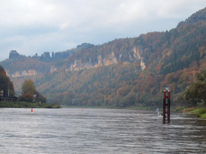 on der Fhre in Schmilka hat man elbabwrts diese Sicht auf die Schrammsteine