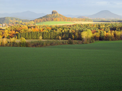  Im Original: Links die Kaiserkorne, dann der Zirkelstein und ganz rechts der Rosenberg. Caspar David Friedrich hat bei seinem Gemlde die Felsen anders gruppiert.