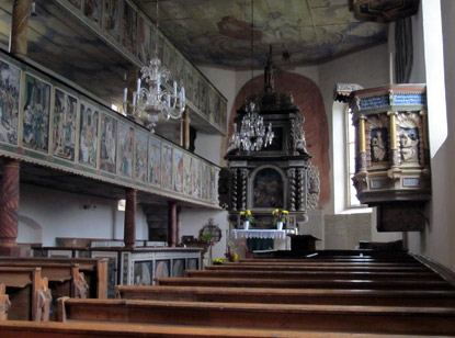 Die Bemalung des Kirchenschiffs erfolgte mit Motiven aus dem Alten und Neuen Testament