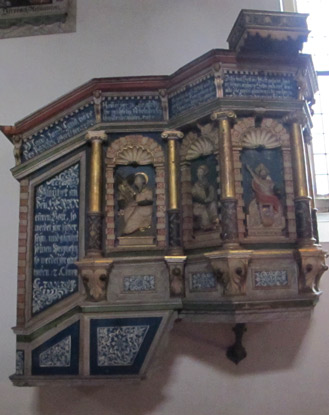 Die hlzerne Kanzel in der Bauernbarockkirche (1615)