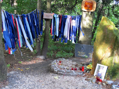 Vor Jahren sind im Mtra-Gebirge 2 Biker verunglckt. Im August treffen sich Motorradfahrer aus ganz Ungarn zur Erinnerung an dieser Gedenksttte. 