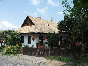 Aufgrund mehrerer Brnde (letztmalig 1909) durften die Dcher der Huser in Hollkő nicht mehr aus Stroh sein.
