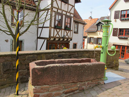 Brunnen im Zentrum von Dilsberg