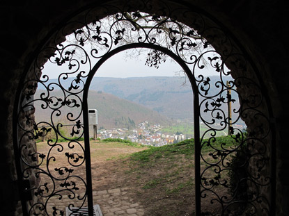 Blick von einem Durchbruch der Stadtmauer von Dilsberg auf  Neckarsteinach am Neckar.