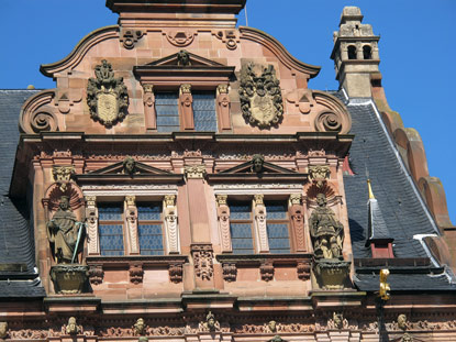 Der Friedrichsbau wird von 16 Frstenstandbildern geschmckt