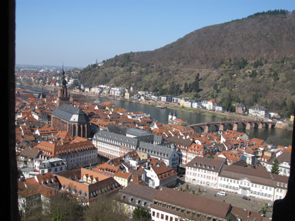  Blick von der Schlossterasse auf die Altstadt von Heidelberg und auf die Alte Neckarbrcke (Karl-Theodor-Brcke).