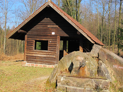 chutzhtte Hohler-Kstenbaum mit Brunnen