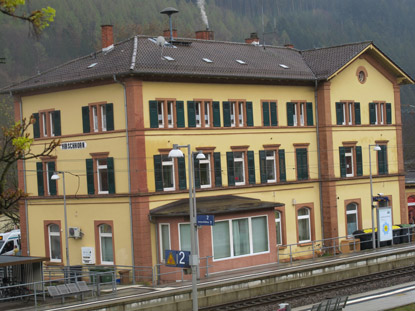 Direkt am Bahnhof von Hirschhorn verluft der Neckarsteig