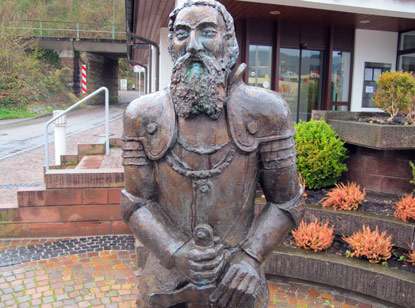 Der wackere Ritter von Hirschhorn grt die Wanderer auf dem Neckarsteig