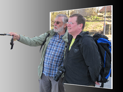 Klus zeigt Wanderfreund Dirk den Weg zum Waldkindergarten