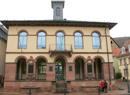 1833 wurde das alte Rathaus beim Ausruchern eines Wespennestes bis auf die Grundmauern niedergebrannt.