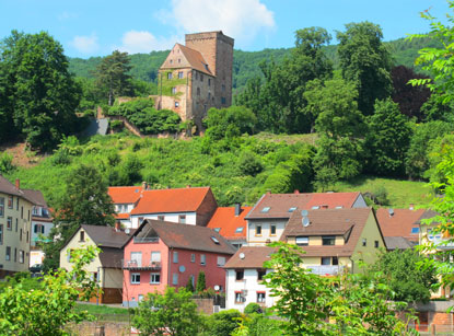 orderburg von Neckarsteinach. Bergfried und auch Palas sind weitgehend original erhalten.