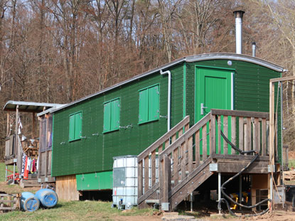 Unmittelbar am Neckarsteig der Waldkindergarten am Waldparkplatz Kreuzschlag bei Grein.