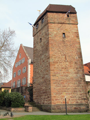 Pulverturm und im Hintergrund das Thalheimsche Haus