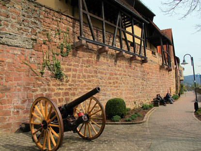 Neckarsteig: Die Stadtmauer von Eberbach