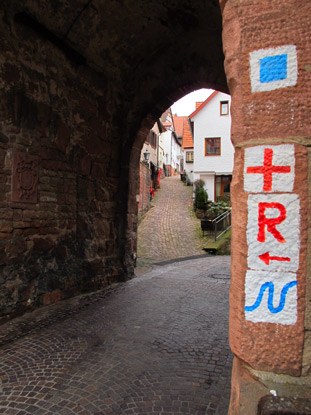 Der Neckarsteig verluft durch das Mitteltor zum Schloss Hirschhorn