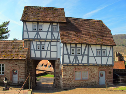 Heute ist im Torhaus eine Zweigstelle des Hirschhorner Standesamtes untergebracht.