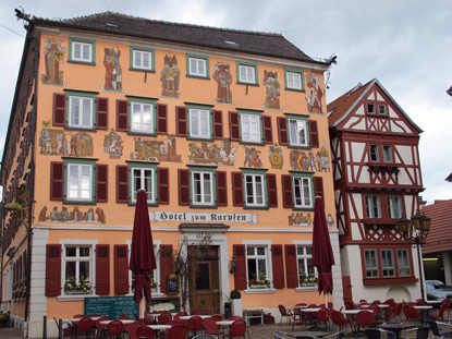 ie Fassade vom "Hotel zum Karpfen" erzhlt den Betrachtern die Stadtgeschichte von Eberbach