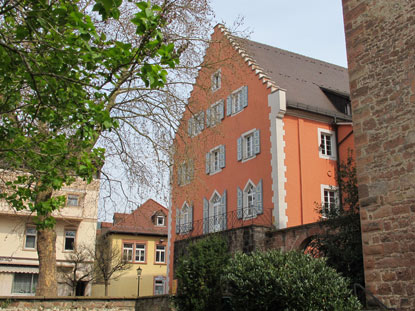 ltestes Steingebude von Eberbach, das Thalheim'sche Haus. Ehemals Rathaus und heute Sitz des Naturparkzentrums