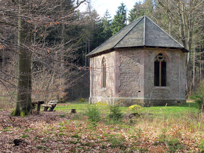 Heiligkreuzkirchlein  Die 1516 erbaute Wallfahrtskapelle befindet sich  oberhalb der Stolzeneck auf dem mittelalterlichen Hhenweg von Eberbach nach Aglasterhausen