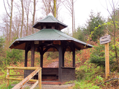 Am Pavillon Schlossblick trifft der Neckarsteig-Nebenweg wieder auf den Hauptweg.