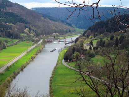  Blick vom Teufelskanzel auf die Neckarschleuse Rockenau.