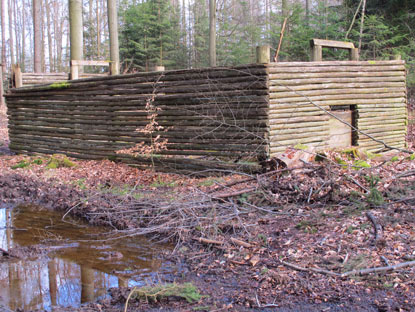 Wildsaufang (Nachbau) in der Nhe vom Reihersee. Nach 1945 war des Deutschen verboten, Schusswaffen zu tragen. Vor allem Wildschweine verursachten groe Schden. Die Bevlkerung lockte die Wildscheine in einen Kfig und ttete die Tiere.