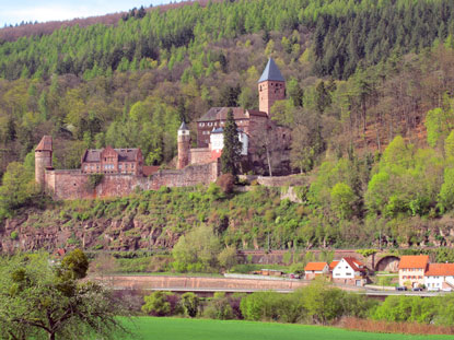 Zwingenberg (680 Einwohner) ist wegen seiner gut erhaltenen Burg und den jhrlichen Schlossfestspielen bekannt.
