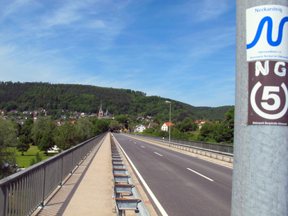 Die Neckarbrcke bei Neckargerach. Im Hintergrund der staatlich anerkannte Erholungsort  Neckargerach 