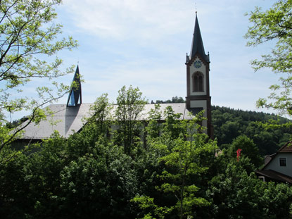 Die katholische Kirche St. Afra liegt auf einer Anhhe im Zentrum von Neckargerach