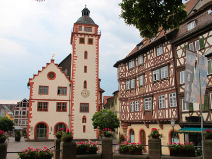 Der Marktplatz von Mosbach mit dem Rathaus und dem Palmschen Haus