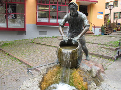 Der Kiwwelschisserbrunnn (Kbelscheierbrunnen) erinnert an die Zeit, als die Mosbacher ihre Hinterlassenschaften in Kbel verrichteten.