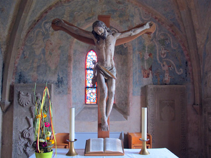 Kruzifix ber dem steinernen Altar in der Evangelischen Bergkirche