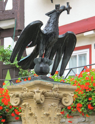 Der Adlerbrunnen mit dem stdtischen Wappen