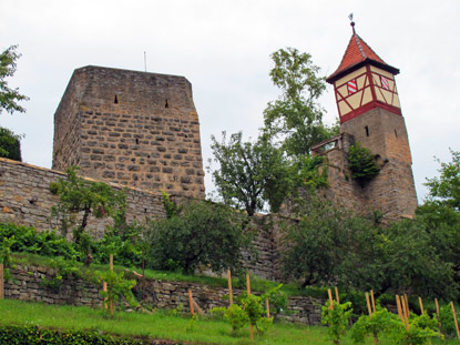 Roter Turm, Bergfried der staufischen Kaiserpfalz. Daneben das Nrnberger Trmchen.