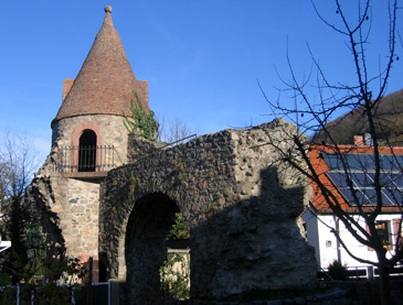 Nibelungensteig: Die Aul - ein Turm der Stadtbefestigung von Zwingenberg an der Bergstrae. Der Torbogen wurde erst 1818 geschaffen