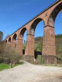 ber das Himbchel-Viadukt von 1881 verluft die Bahnlinie Erbach nach Eberbach am Neckar
