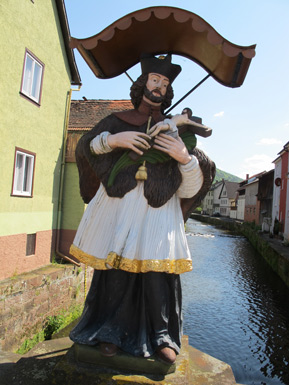 Die Statue des Heiligen Johannes von Nepumuk steht auf einer Brücke über der Mud in Amorbach